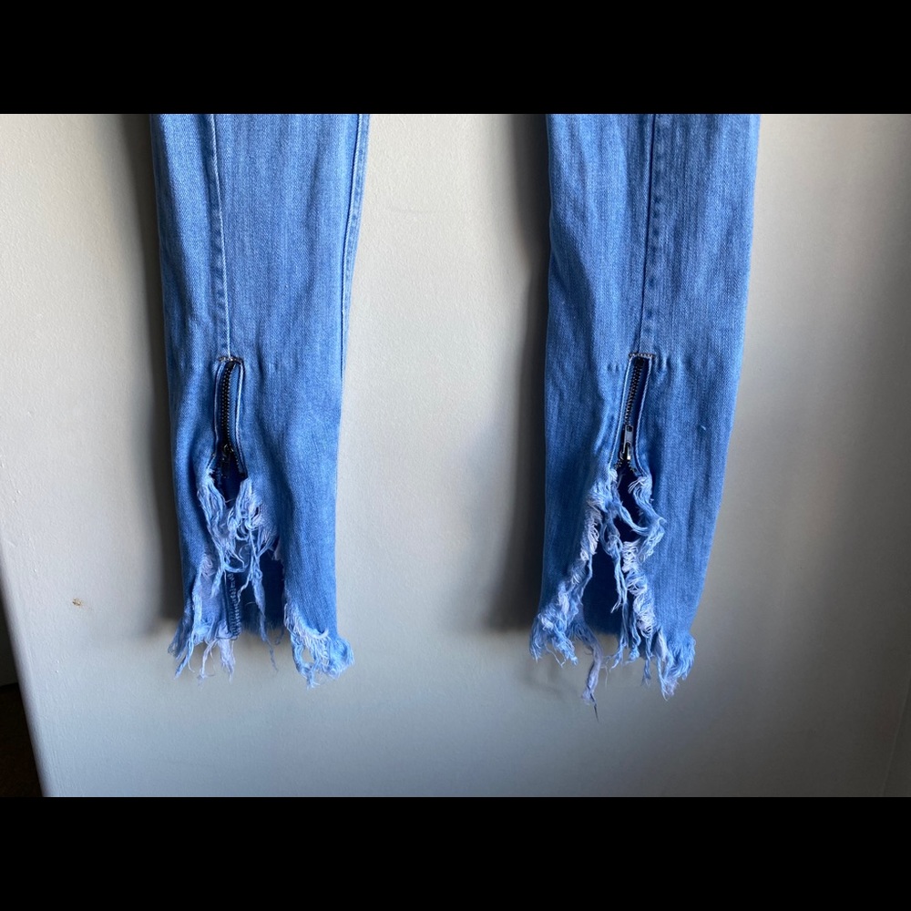 Distressed jeans - Picture 2 of 4